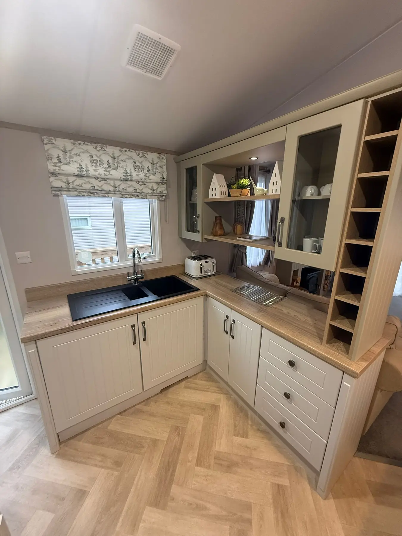 Atlas Debonair (Plot W25) lodge photo 2