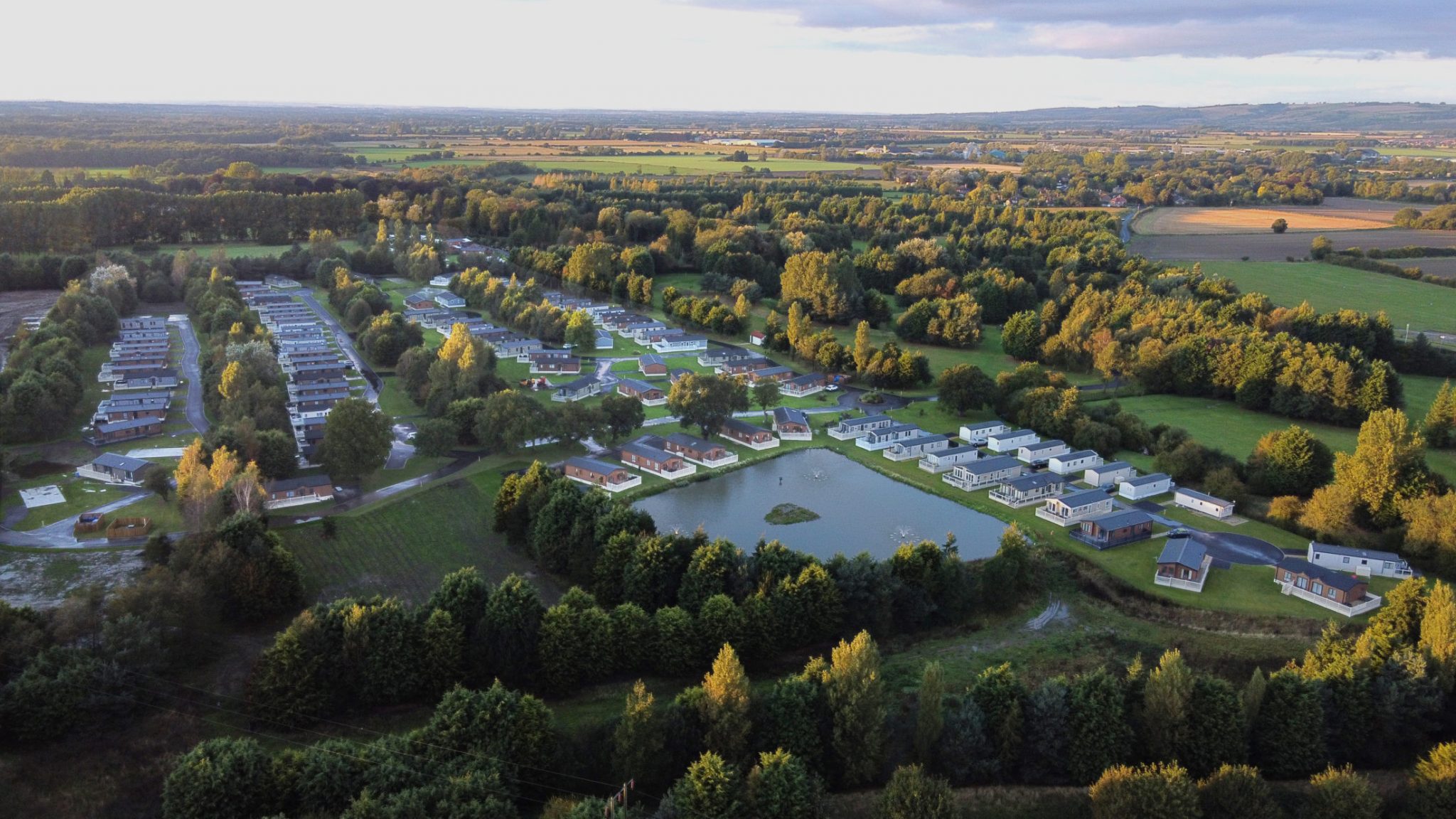 Allerthorpe Golf And Country park area with lodges, caravans and a lake, seen from above